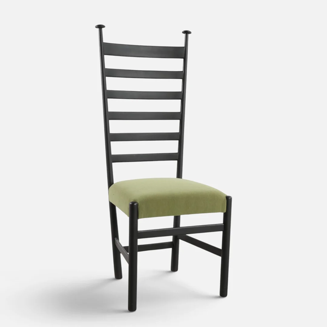 Højrygget stol med stel af lakeret træ, sæde betrukket med grønt velour. Udført 20. årh. anden halvdel. — Armchairs & Chairs — Woxholt Auktionshus