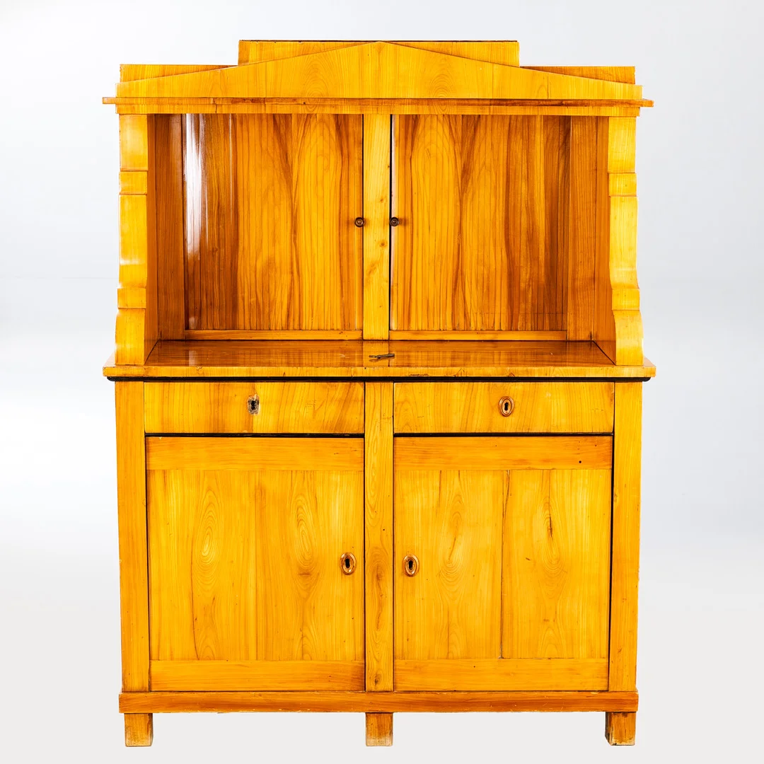 Biedermeier-Aufsatzschrank, Kirschholz, Süddeutschland, um 1820. — Cupboards, Cabinets & Shelves — Stockholms Auktionsverk Hamburg