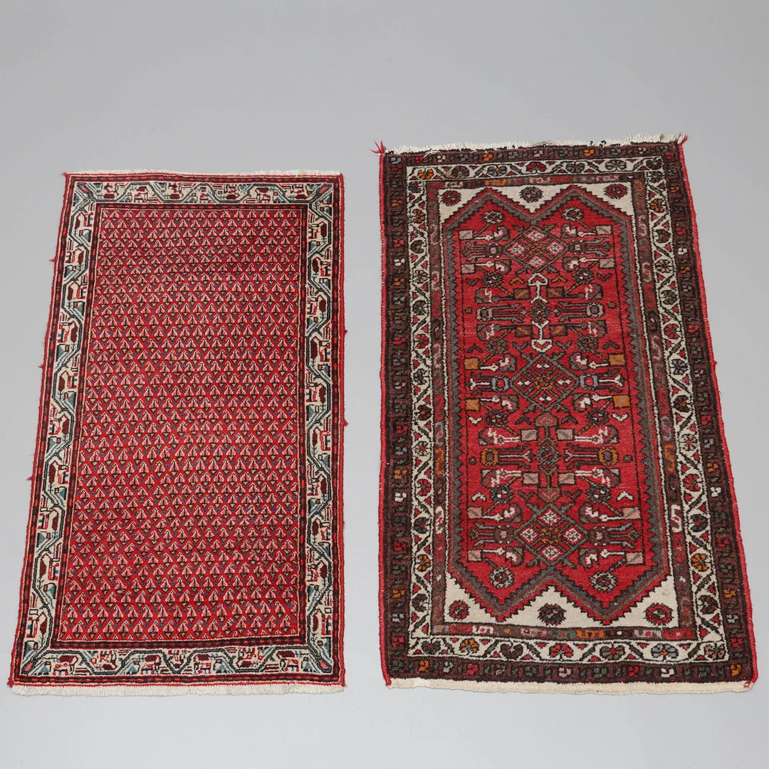 MATTOR, 2 st, handknutna, ull, persiska. — Persian Carpets & Textiles — Auktionsmagasinet Vänersborg