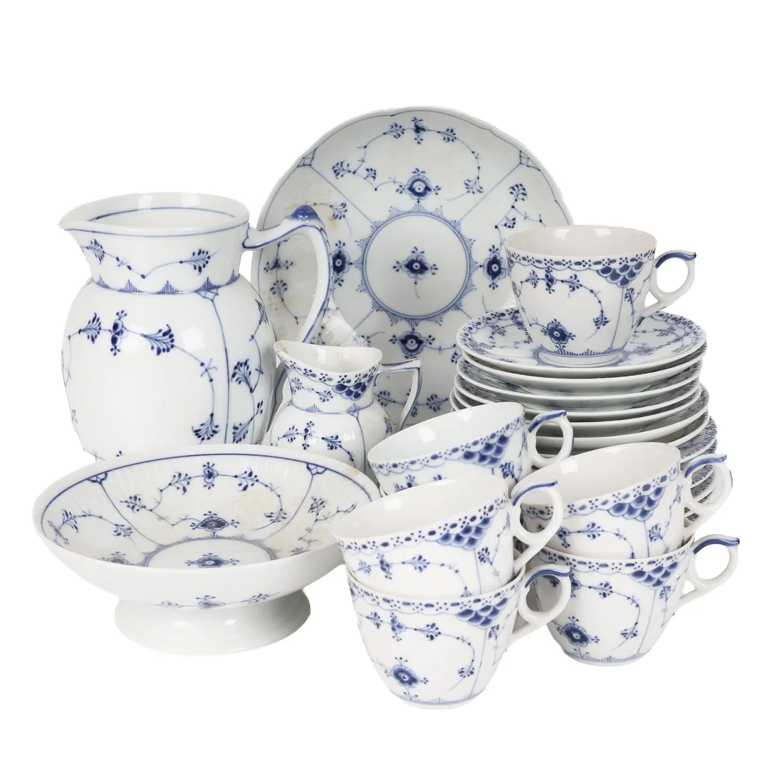 Royal Copenhagen: Collection of blue fluting porcelain, half lace and fluted. (24) — Glass, porcelain and ceramics/Dinnerware, tea sets, coffee sets — Lauritz