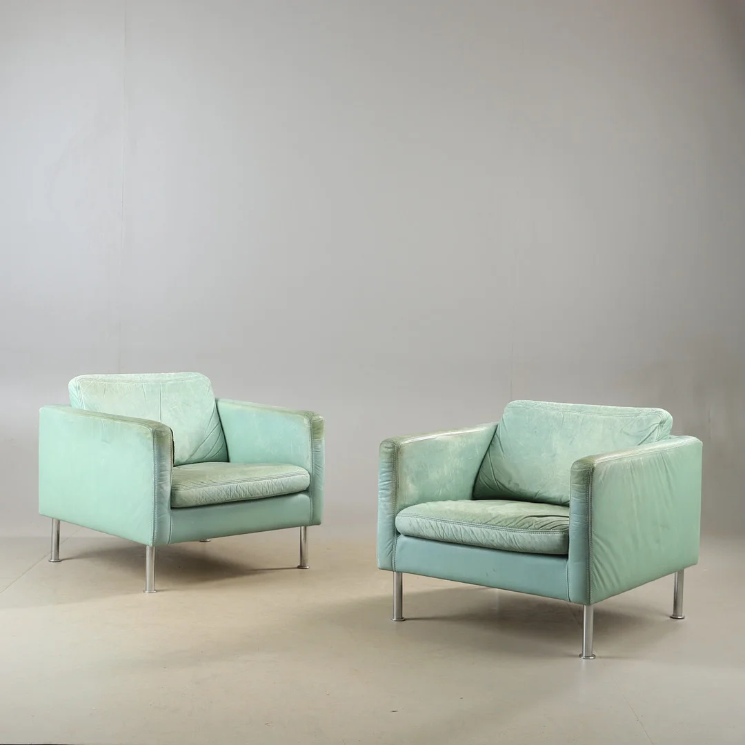 KENNETH BERGENBLAD. Fåtöljer, 1 par, "Johan", skinnklädsel, Dux, 1900-talets andra hälft. — Armchairs & Chairs — Helsingborgs Auktionskammare