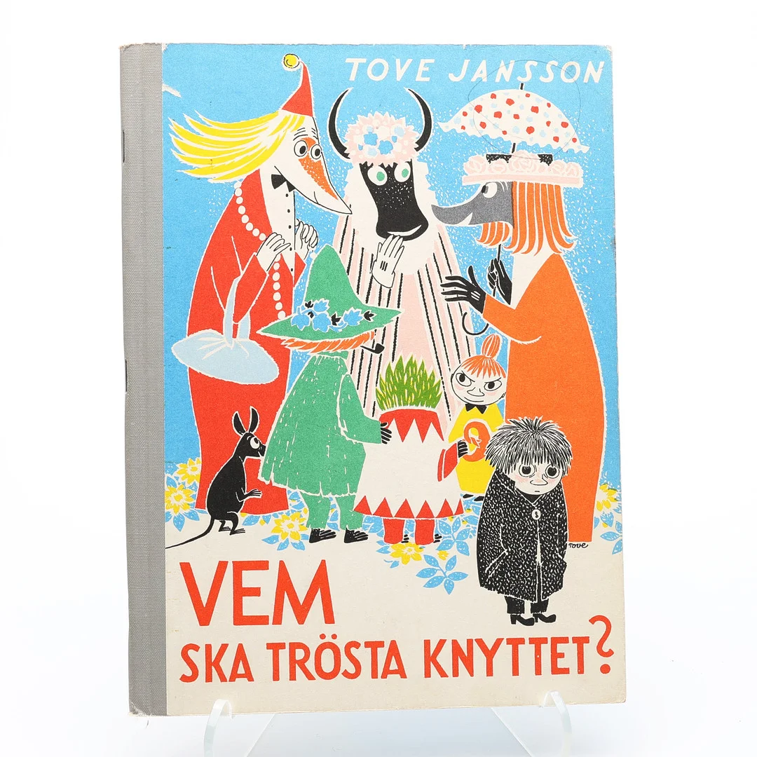 MUMINTROLLEN. ETT FINT EXEMPLAR AV TOVE JANSSONS VEM SKA TRÖSTA KNYTTET ? FÖRSTA UPPLAGAN 1960. — Books — Crafoord Auktioner Lund