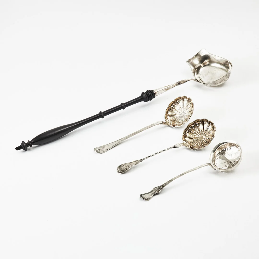 SOCKERSTRÖARE och SOPPSLEV, 4 delar, silver, olika tillverkare och år, bl. a. GAB, Stockholm, 1894. — Silver — Stockholms Auktionsverk Magasin 5