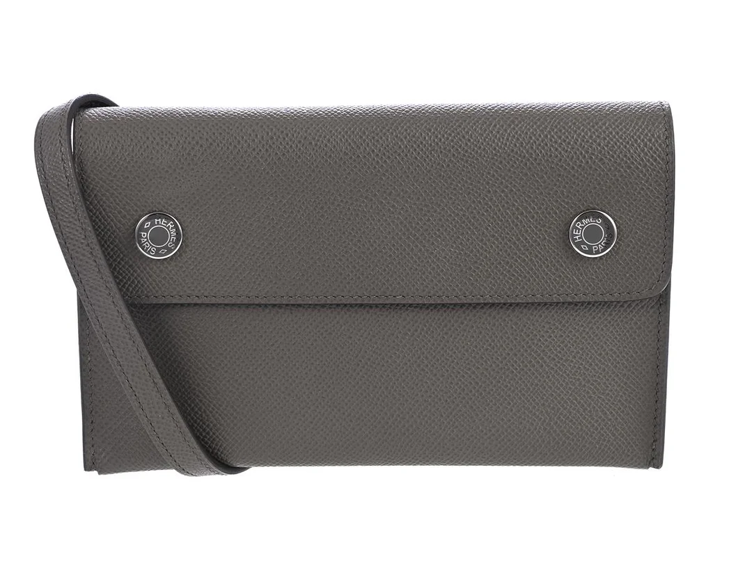 HERMÈS, VÄSKA, Hermèsnap Wallet, grått gris étain Epsom läder, silverfärgade beslag, 18,5x11x3,5 cm, märkt K, år 2025, originalkvitto från 2025, liten dustbag ej till väskan, originalkartong. Excellent Condition. — Accessoarer/Väskor — Kaplans
