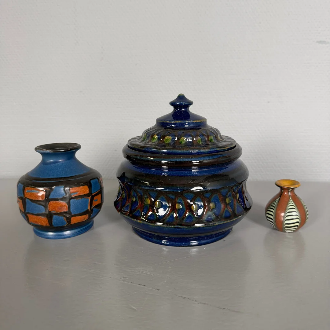 HERMAN AUGUST KÄHLER (Danmark, 1846-1917). 3 st, 1910/20-tal, jugend/ skønvirke, glaserat keramik, bestående av: Lockurna, vas, miniatyrvas. — European — Skandia Auktion