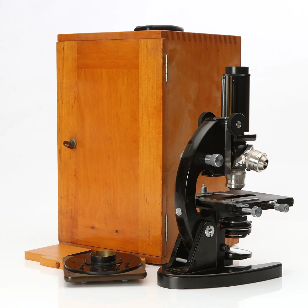 CARL ZEISS, MIKROSKOP. I etui. Serienr 269888. — Technica & Nautica — Skånes Auktionsverk