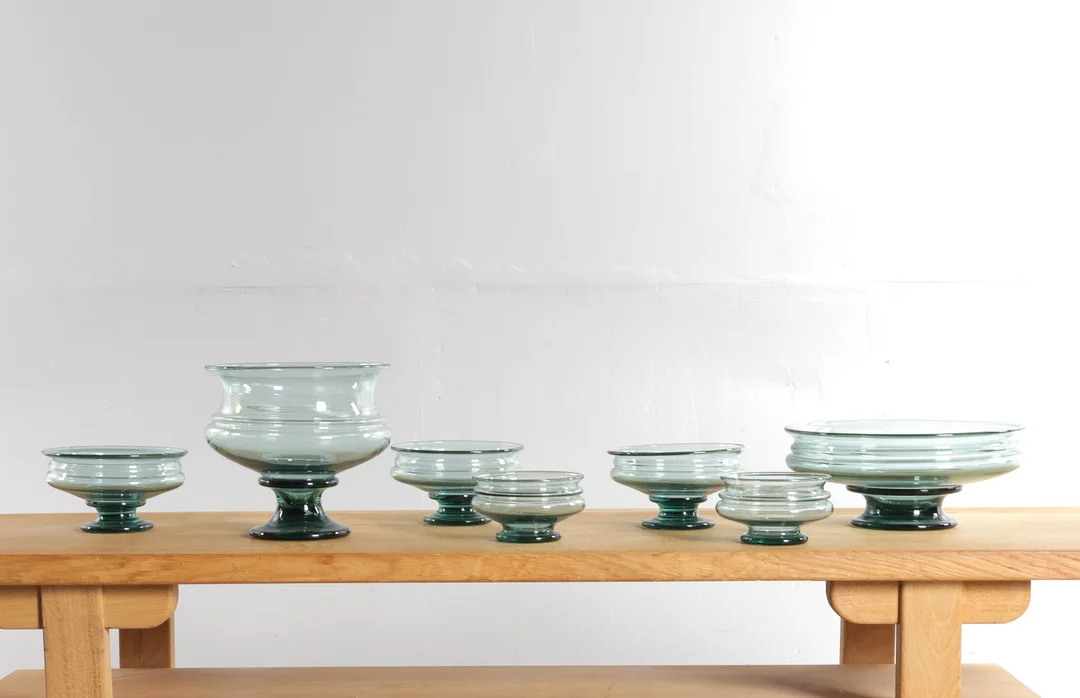 PER LÜTKEN. Samling skåle / glasopsatser af røgfarvet glas, prototyper. Udført for Holmegaard Glasværk, Danmark. (7). — Art glass — Woxholt Auktionshus