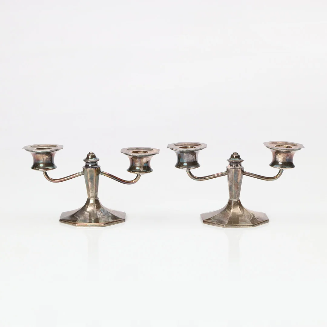 LJUSSTAKAR, ETT PAR. Sterlingsilver med fyllda fötter. Art Deco-stil, 1900-tal. Total vikt ca 450 gram. — Silver — Skånes Auktionsverk