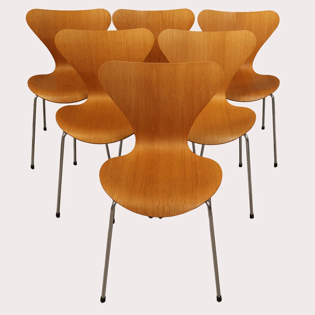ARNE JACOBSEN. "Sjuan", stolar med sitsar av ek, ben av förkromat stål, modell nr 3107, Fritz Hansen, Danmark, formgiven 1955, 6 stycken, tillverkade ca år 2016. — Armchairs & Chairs — Limhamns Auktionsbyrå