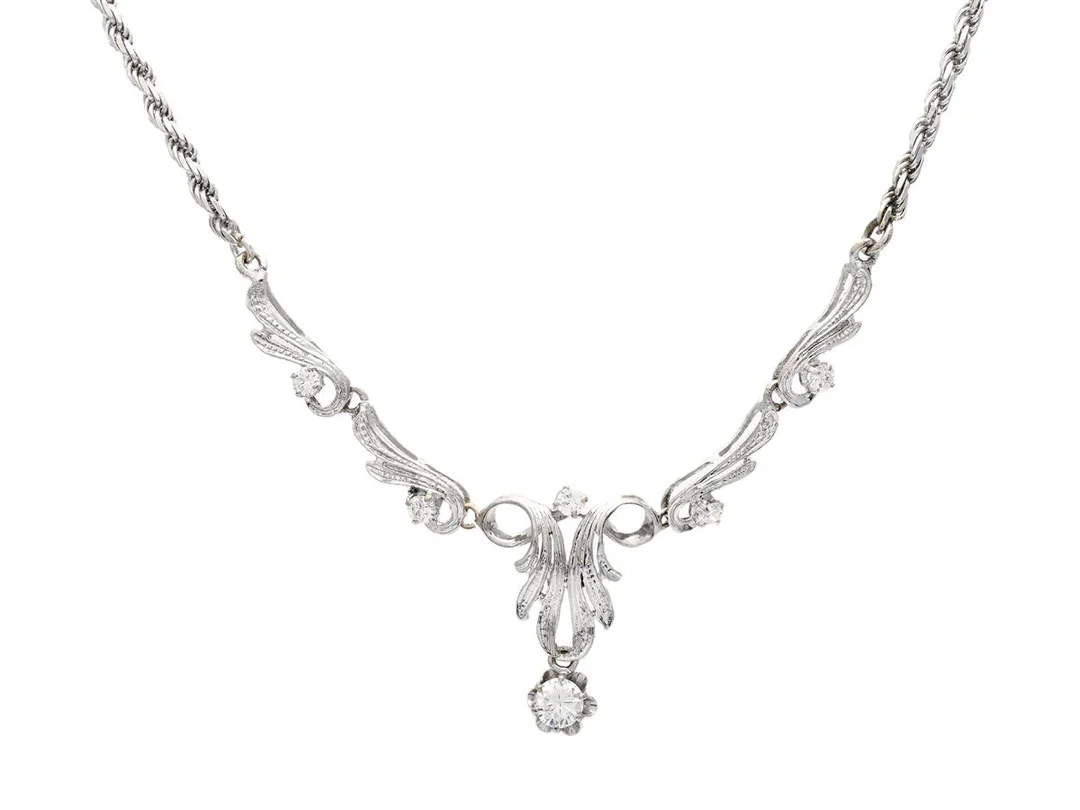 COLLIER, 18K vitguld, briljanter ca 0,74 ctv, ca TW-W/VS-SI, längd 43 cm, vikt 13,1 g, några stenar med nagg på kuletten. — Smycken/Collier — Kaplans