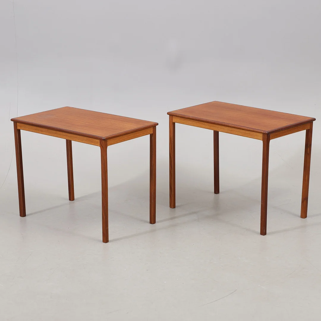 LAMPBORD, ett par, teak, 1950/60-tal. — Tables — Växjö Auktionskammare