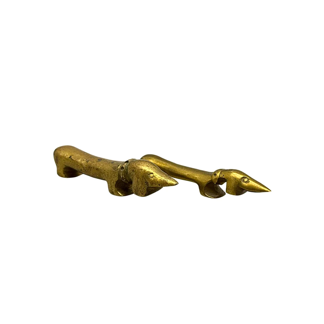 ZWEI FLASCHENÖFFNER AUS MESSING IN DACKELFORM. — Pewter, Brass & Copper — Auktionshaus Stuber's Hammerschlag