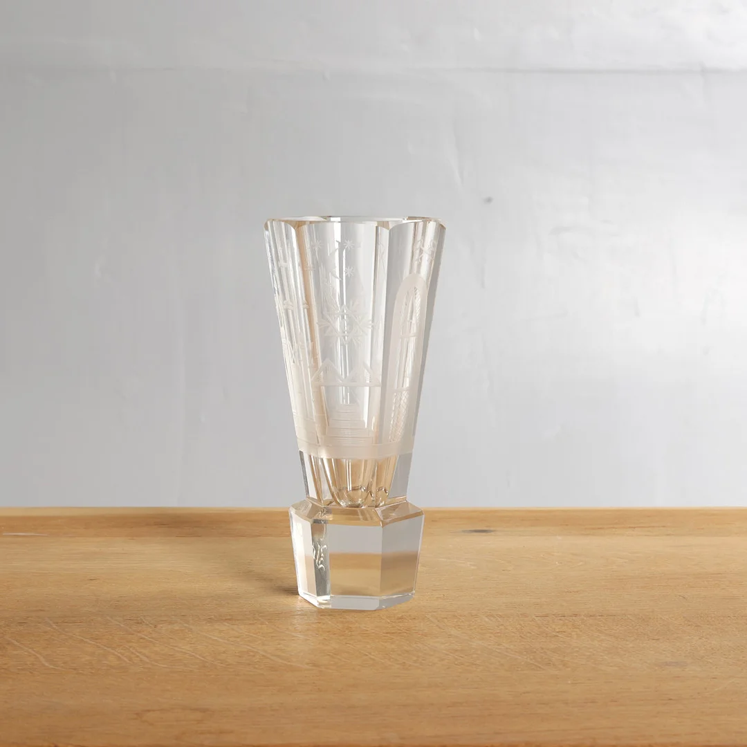 Frimurerglas med slebet motiv, sekskantet, massiv fod. — Art glass — Woxholt Auktionshus