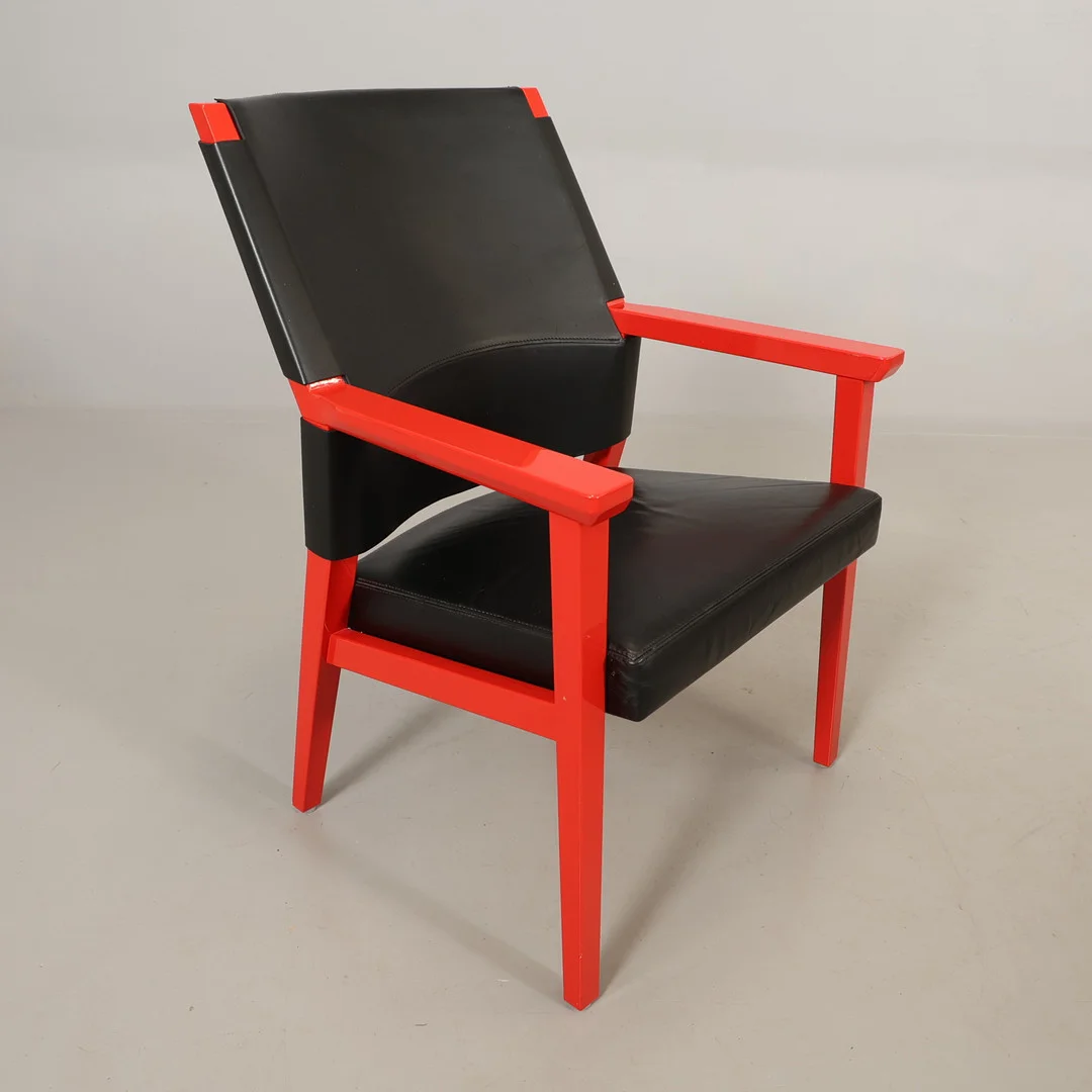 FÅTÖLJ bemålad trä med stoppad sits och rygg, Gärsnäs. — Armchairs & Chairs — Höörs Auktionshall