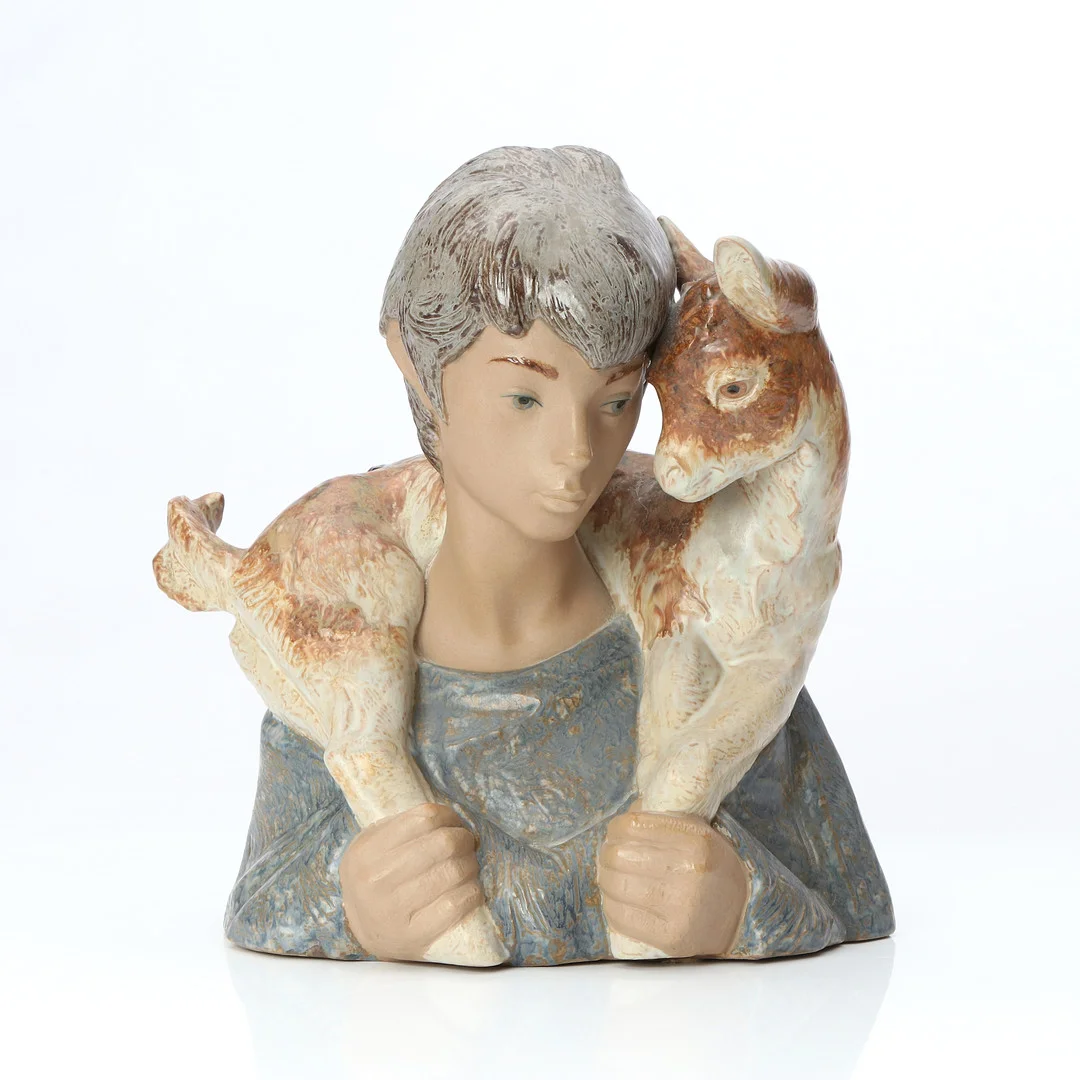 LLADRO, FIGURIN. Stengods. Pojke med killing. Spanien, 1900-tal. — European — Skånes Auktionsverk