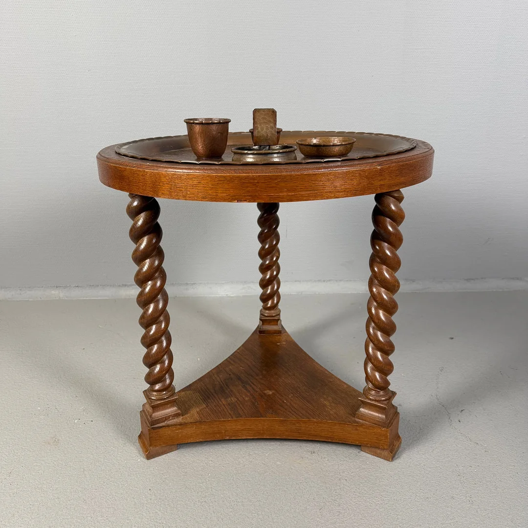 RÖKBORD, RÖKUTENSILIER, 4 dlr, 1900-talets första kvartal, varav: Bord, ek, spiralformade ben, bricka i hamrad koppar respektive rökutensilier, koppar, ställ/burk, askkopp, skål, tändstickshållare. — Coffee Tables — Skandia Auktion