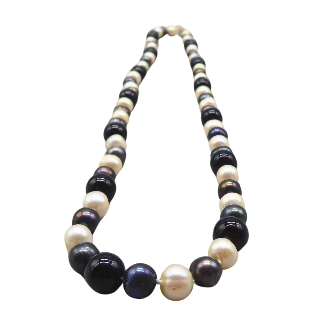 3 FARBIGE PERLENKETTE. — Necklace — Auktionshaus Stuber's Hammerschlag
