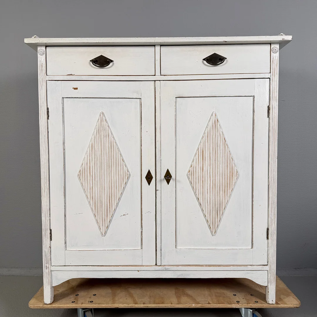 SKÄNK, 1900-talets början, gustaviansk stil/blandstil, vitbemålad, dörrblad med räfflad dekor, originallås med nyckel, inredning med hyllplan. — Cupboards, Cabinets & Shelves — Skandia Auktion