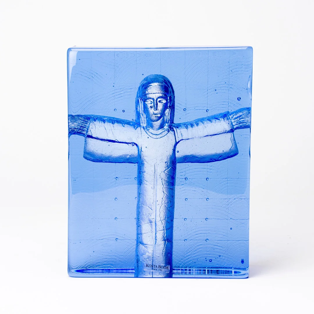 BERTIL VALLIEN. GLASSKULPTUR, Kosta Boda, signerad. Kristusfigur. — Art glass — Auktionshuset Kolonn
