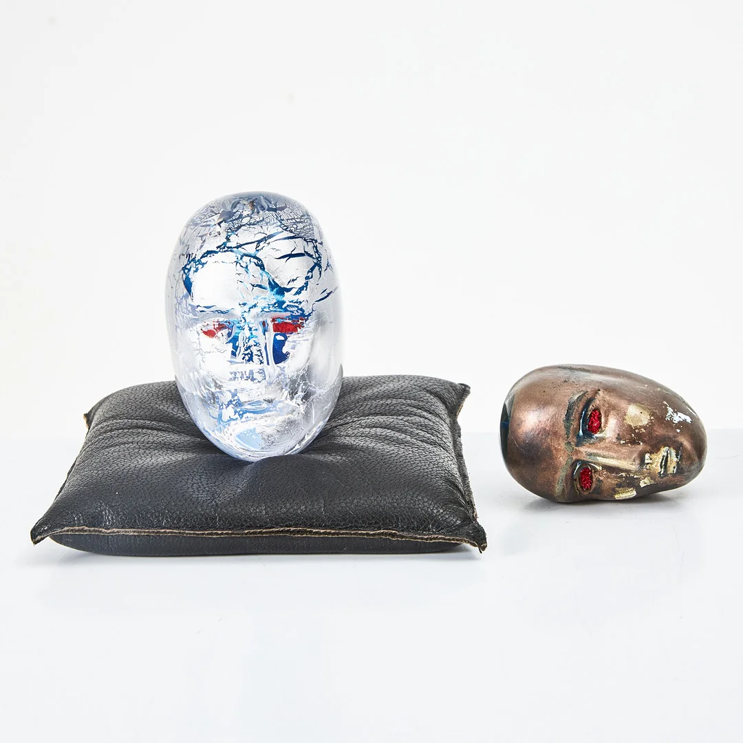 BERTIL VALLIEN. "Brains" två verk, glas, varav den ena med kudde, signerade, Kosta Boda. — Art glass — Stockholms Auktionsverk Magasin 5