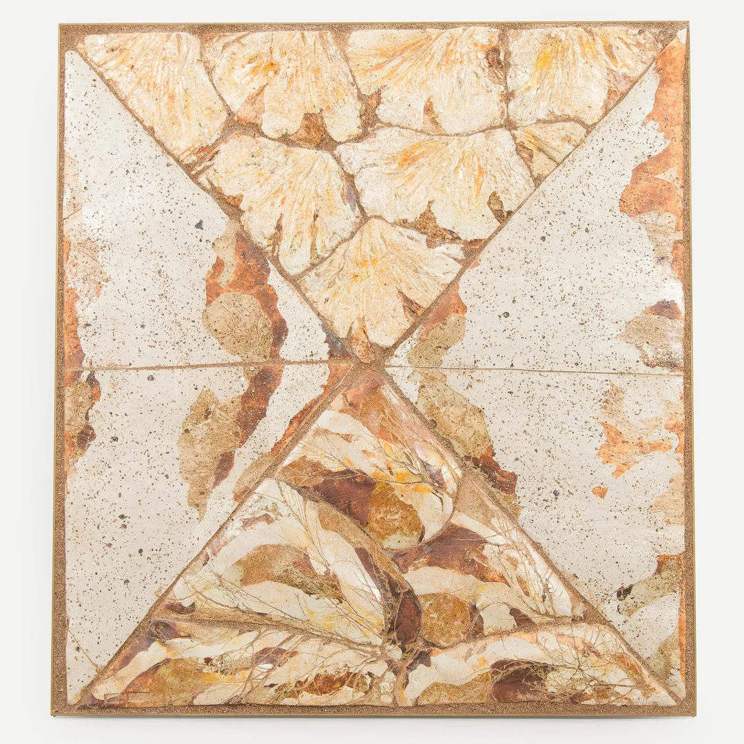 Francesca Mascitti-Lindh, relief "Sådan ovan sådan nedan", stengods, signerad F. Lindh. — Design/Keramik — Bukowskis