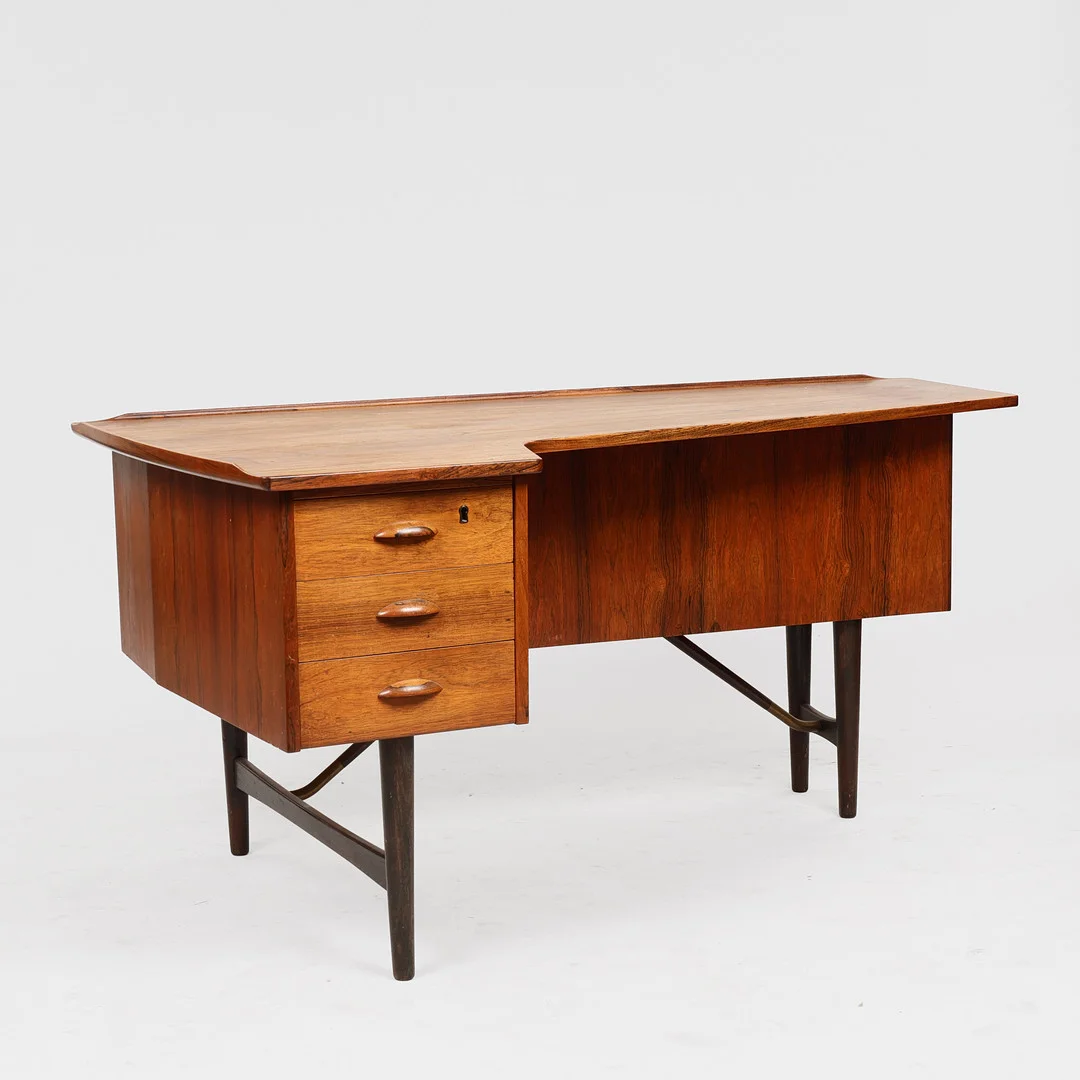 PETER LØVIG NIELSEN. Fritstående skrivebord af palisander, 'Boomerang' , 1950-60'erne, Danmark. — Desks — Palsgaard Kunstauktioner