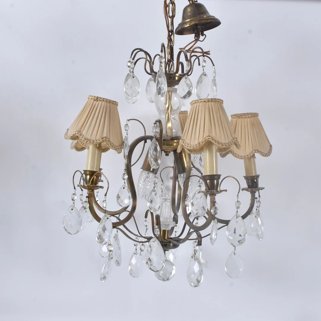 TAKKRONA; mässing med lövformade prismor. — Chandeliers — Halmstads Auktionskammare