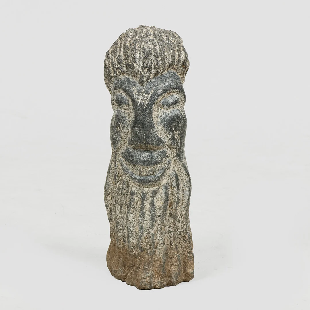 UBEKENDT KUNSTNER. Skulptur af granit i form af et ansigt, signeret, 1990'erne. — Sculptures & Bronzes — Palsgaard Kunstauktioner