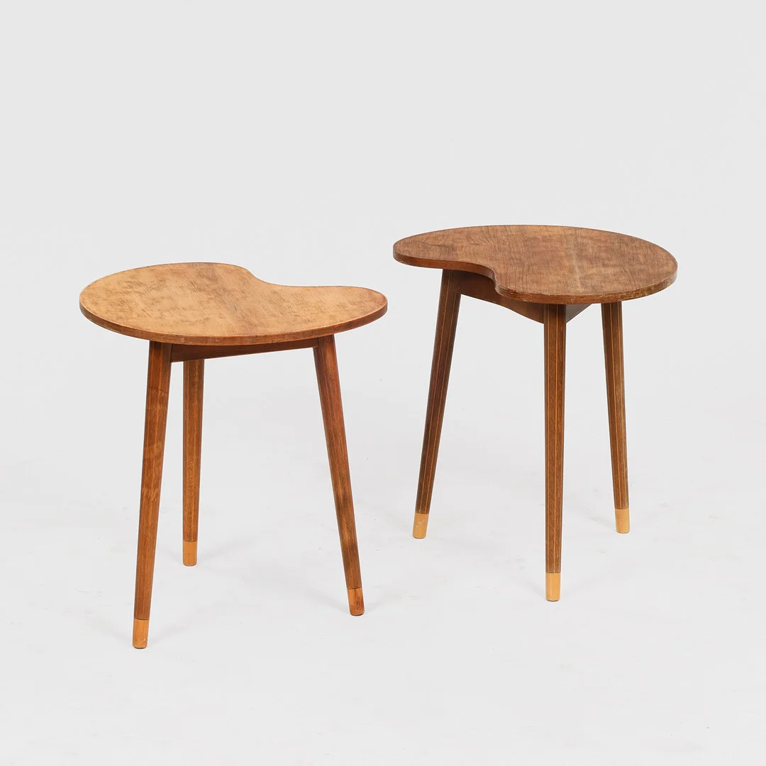 EDMUND JØRGENSEN. Et par nyreformede sideborde af teak, stribende ben og sko af lyst træ, Danmark, 1950'erne, (2). — Tables — Palsgaard Kunstauktioner