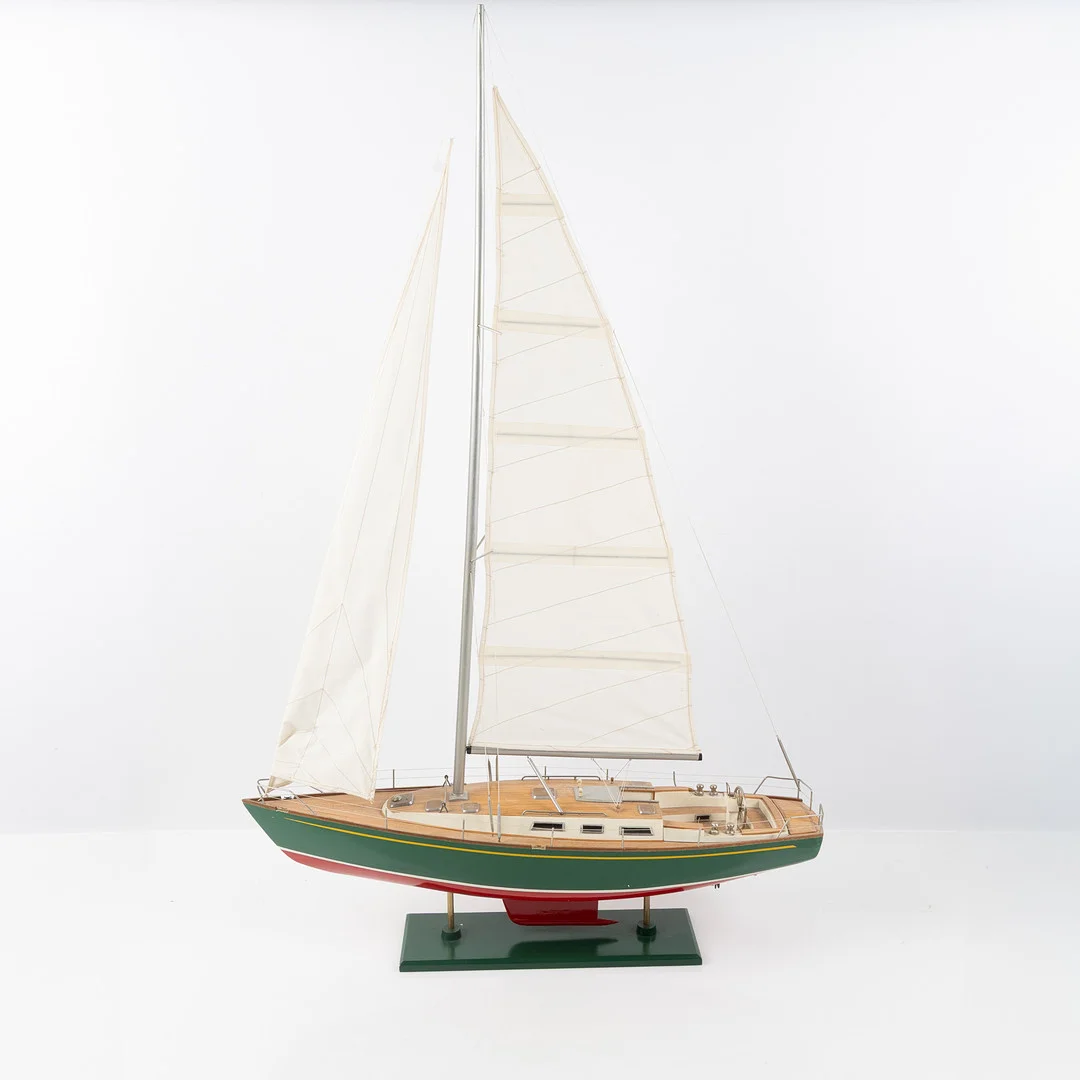 POND YACHT, seglande modell, föreställande "Omega", bemålat köl, sydda segel, 1900-tal. — Technica & Nautica — Stockholms Auktionsverk Helsingborg