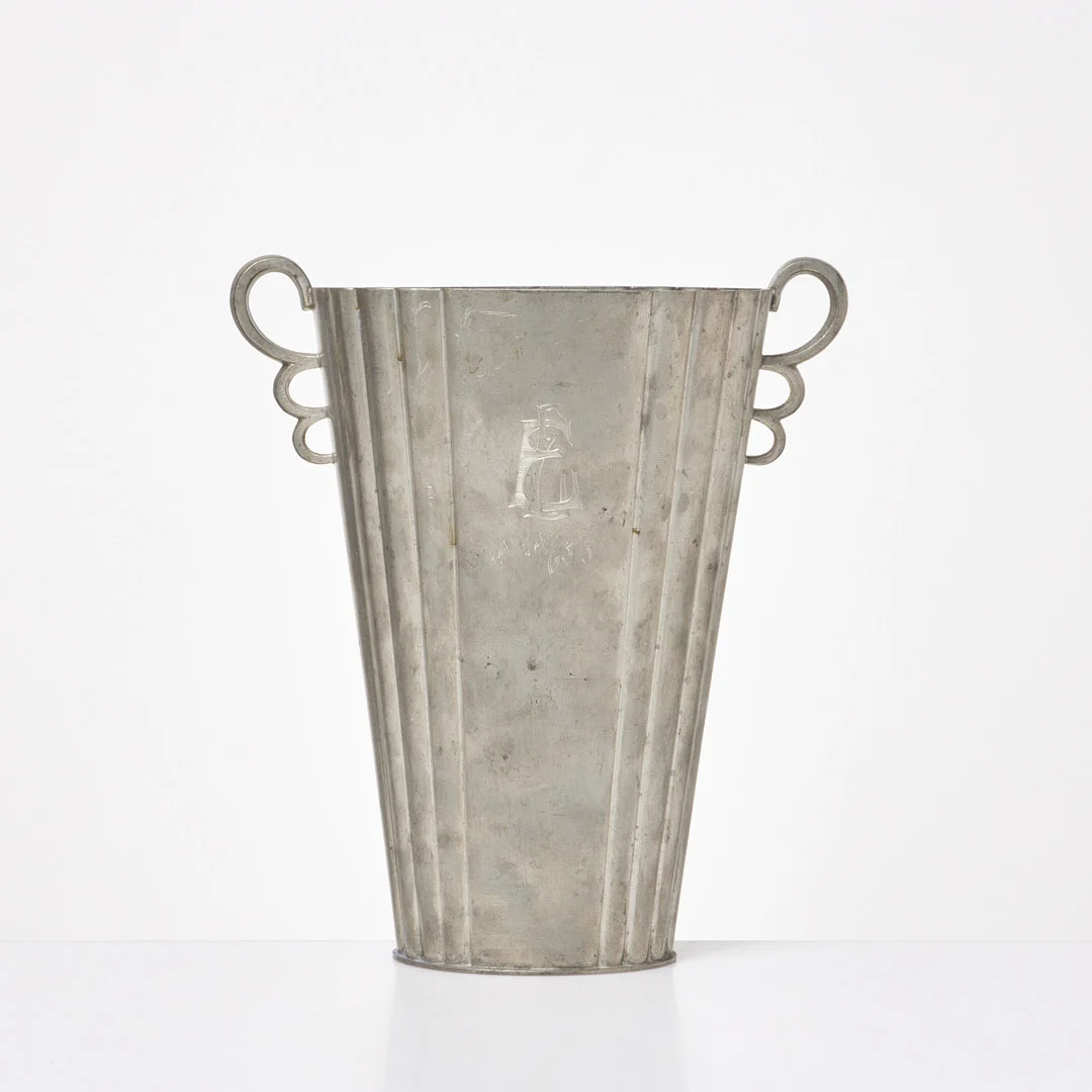 SYLVIA STAVE. Vas, tenn, hänklar, vågig form, CG Hallberg, Stockholm, 1900-talets första hälft. — Pewter, Brass & Copper — Stockholms Auktionsverk Sickla