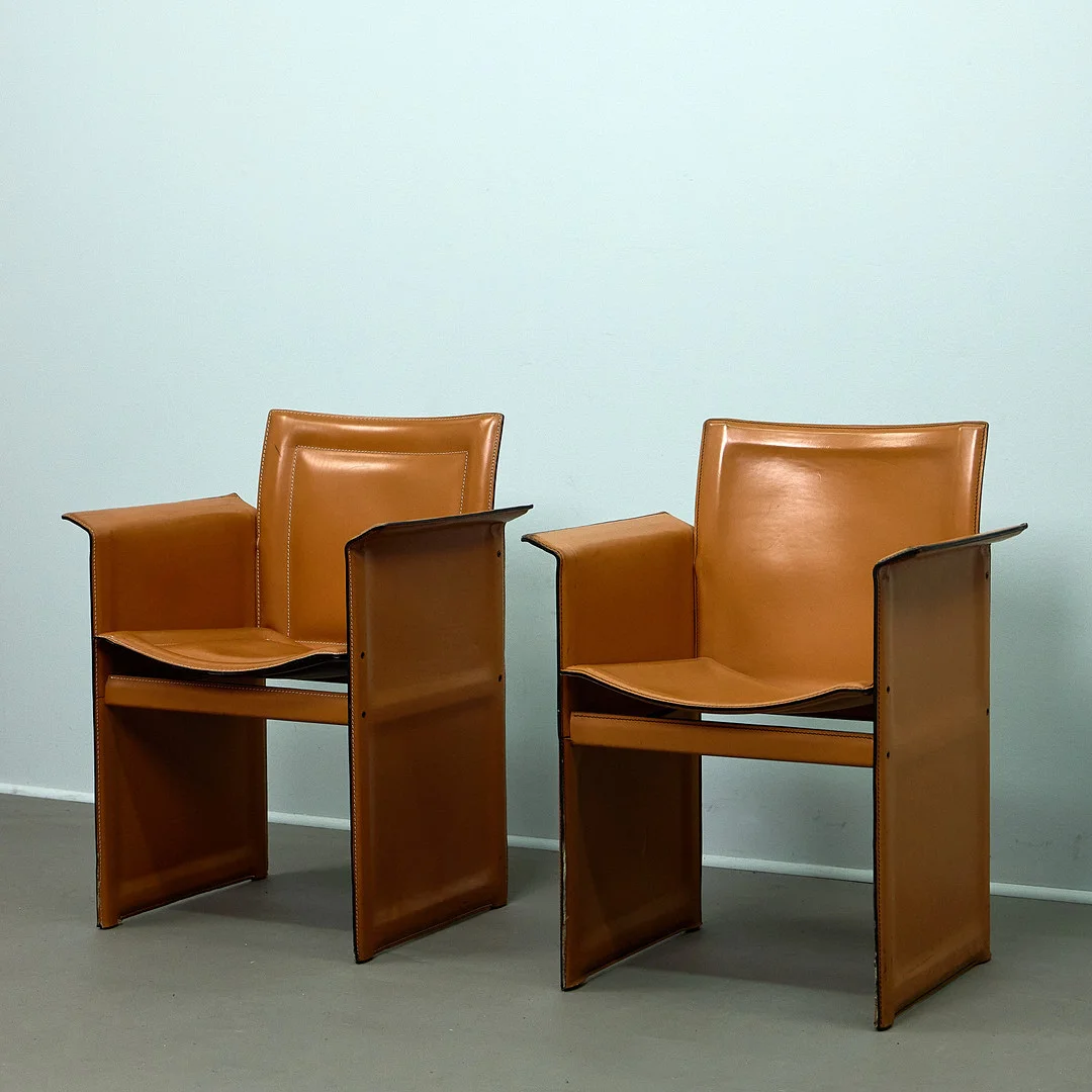 TITO AGNOLI. Paar Armlehnstühle Modell „Korium“ für Matteo Grassi, Leder, Italien, 1980er Jahre (2). — Armchairs & Chairs — Rheinveld Auktionen