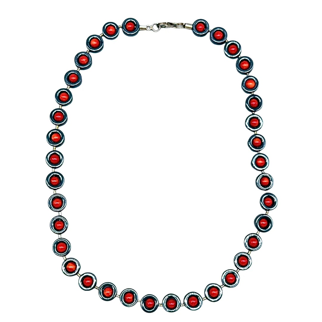 HÄMATIT-KETTE MIT ROTEN PERLEN UND 925ER SILBER KARABINERVERSCHLUSS. — Necklace — Auktionshaus Stuber's Hammerschlag