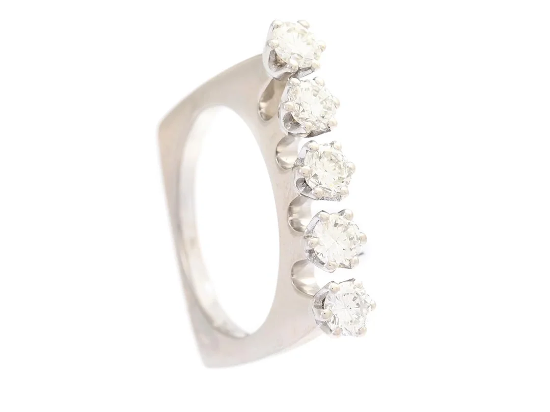 W. A. BOLIN, ring, 18K vitguld, 5 briljantslipade diamanter ca 0,84 ctv, ca TW-W/VVS-VS, Stockholm 1976, stl 16 mm, vikt 6,3 g, enstaka diamanter har nagg. — Smycken/Ring — Kaplans