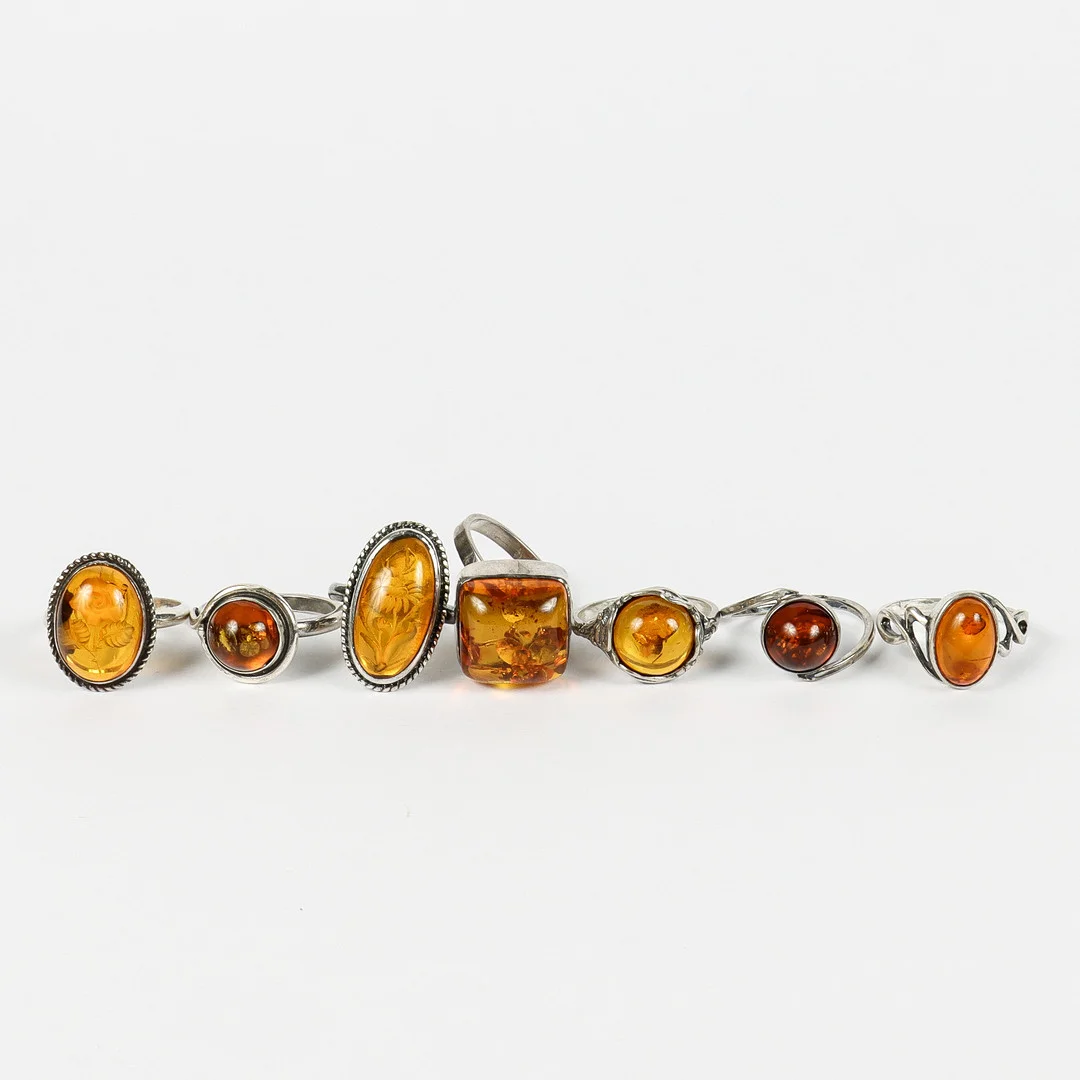 RINGAR 7 stycken, silver och bärnsten. — Rings — Karlstad Hammarö Auktionsverk