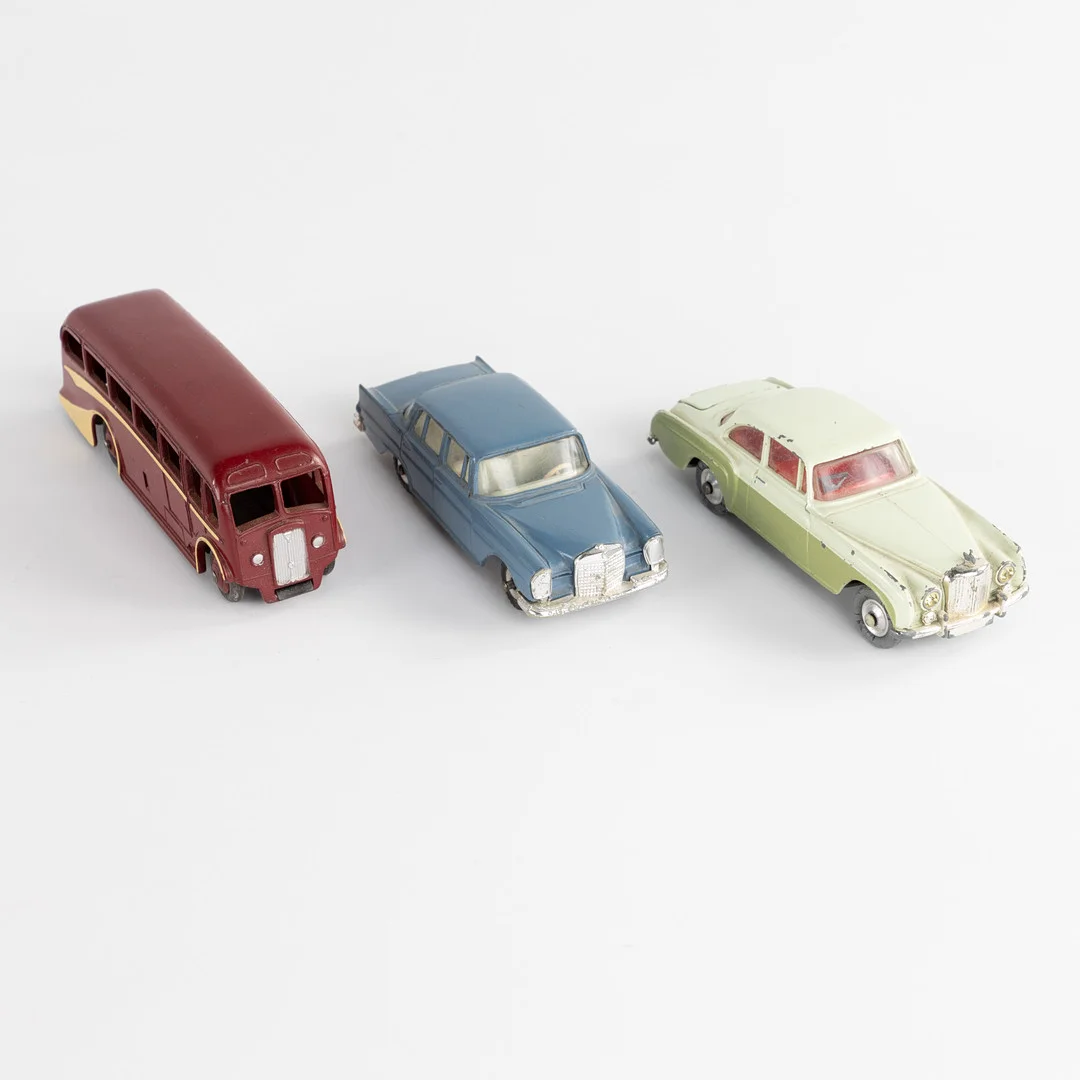 LEKSAKSBILAR. 3 st, Corgi/Dinky, bl. a. Bentley Continental Sports Saloon. — Model cars — Karljohan Auktioner