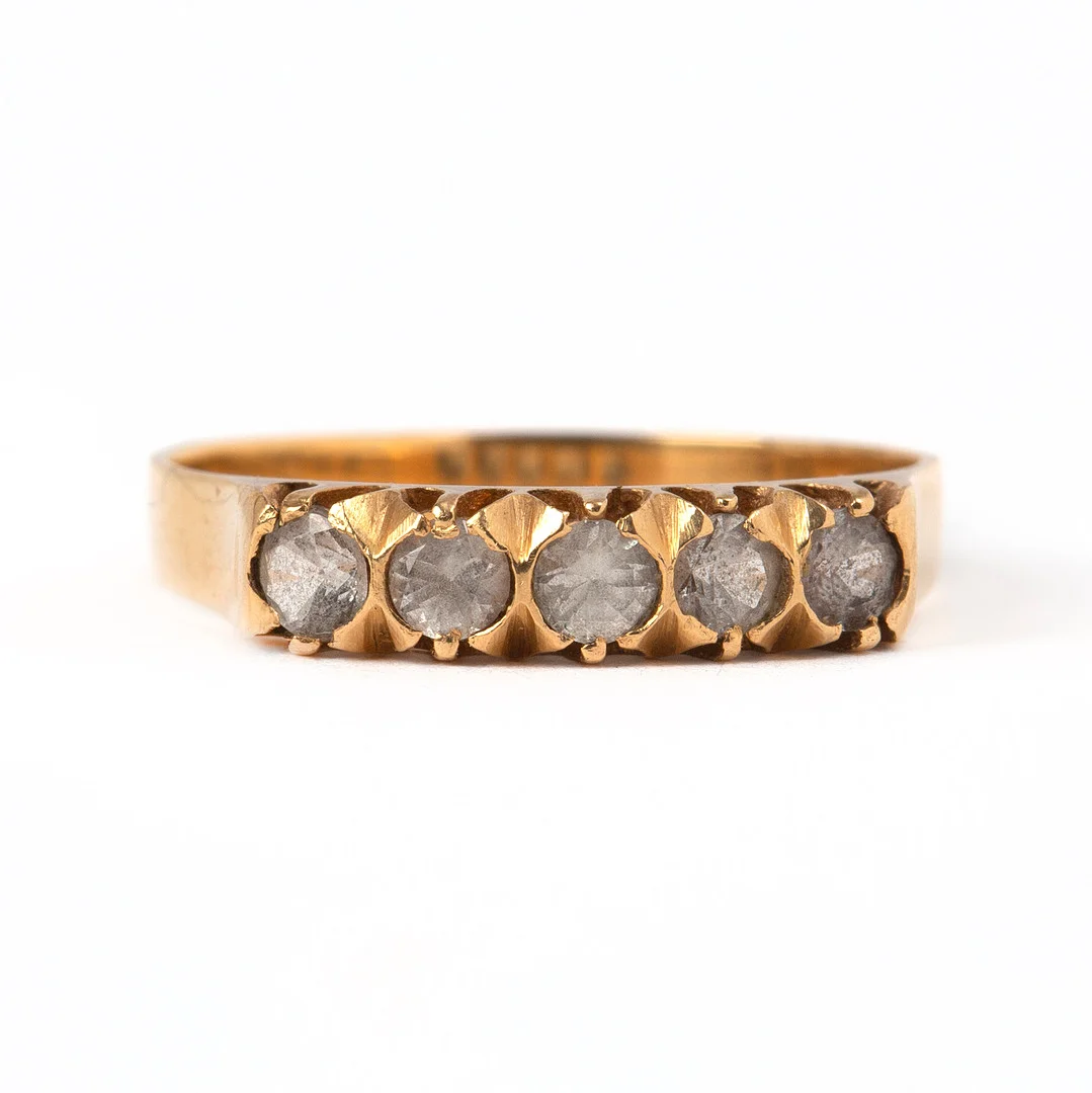 RING. 18K guld med fasettslipade vita stenar. — Rings — Stockholms Auktionsverk Göteborg