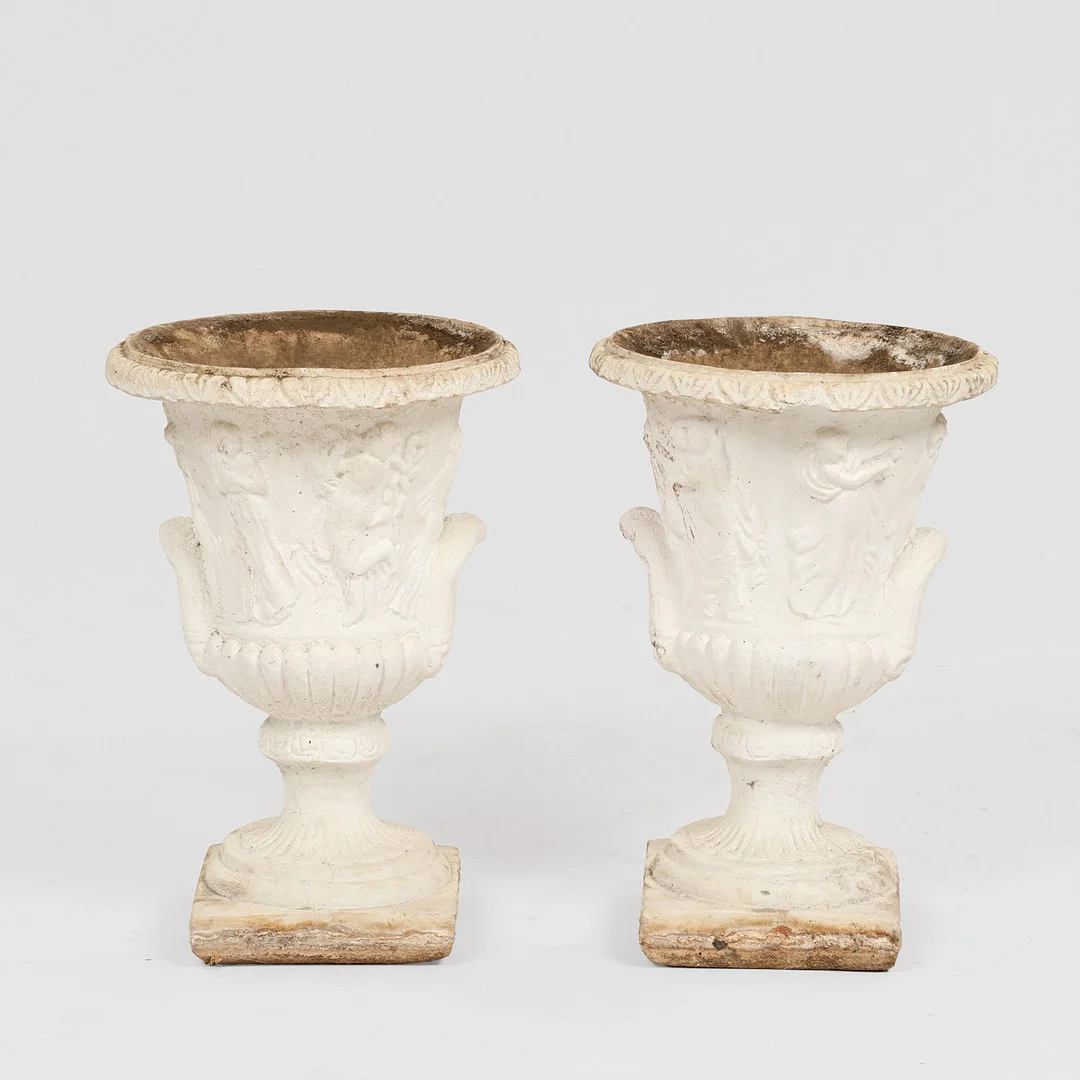 Et par havevaser af kunststen, 'Medici' form, 1900 tallets anden halvdel (2). — Garden Sculptures & Urns — Palsgaard Kunstauktioner