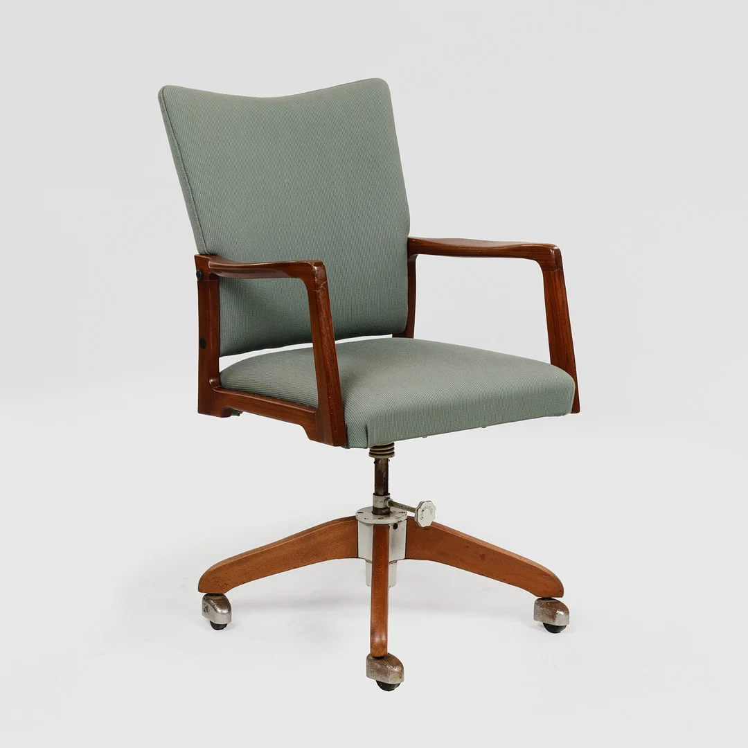 Kontorstol af teak, firpasfod, mærket fra Danmøbel. 1940'erne. — Armchairs & Chairs — Palsgaard Kunstauktioner