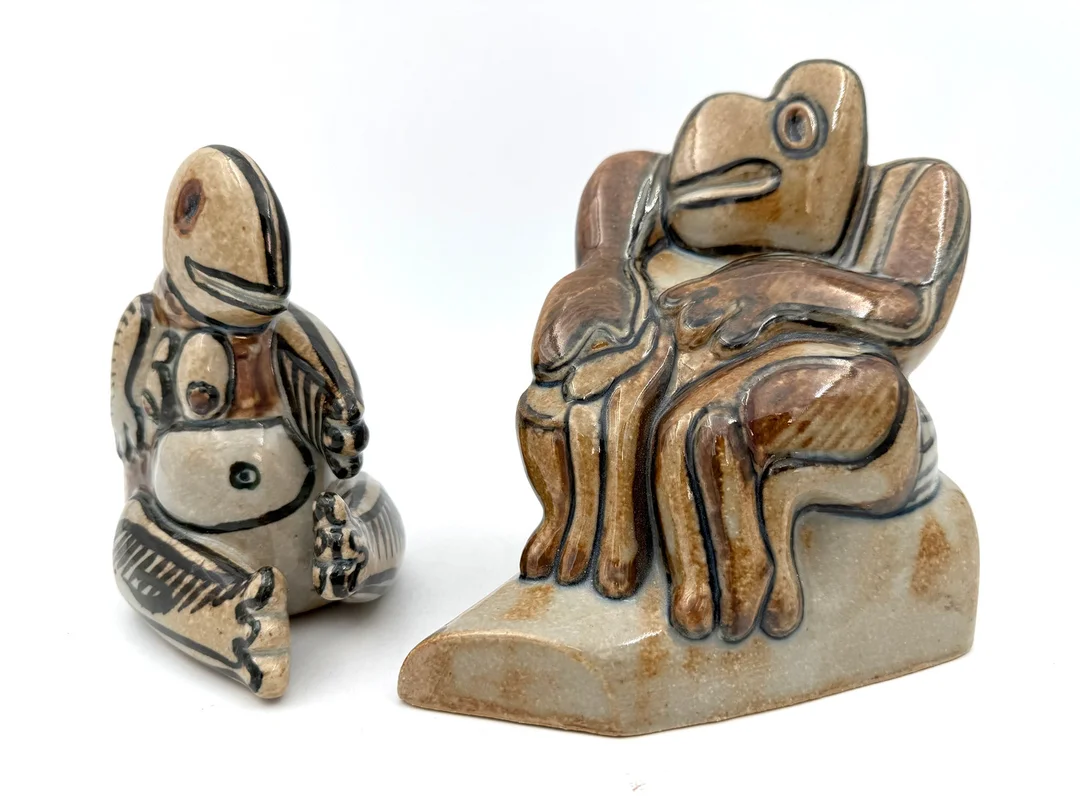 STEN LYKKE MADSEN (Danmark, född 1937). Skulpturer, 2 st, föreställande surrealistiska figurer, glaserat stengods. Stämplade för Bing & Grøndahl, modellnummer 7047 respektive 7045. — European — Skandia Auktion