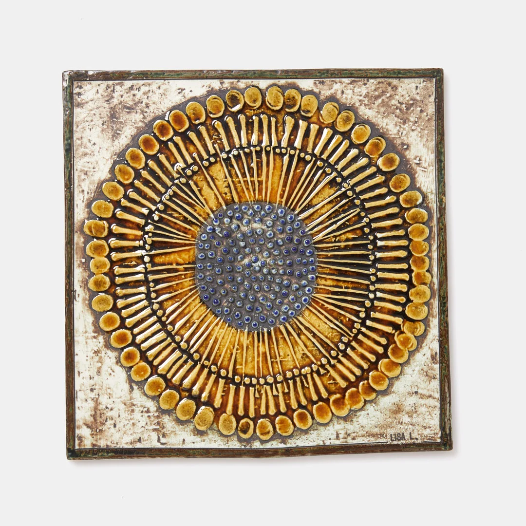 LISA LARSON. Väggplakett, "Solros", stengods, signerad Lisa L., Gustavsberg. — European — Stockholms Auktionsverk Sickla