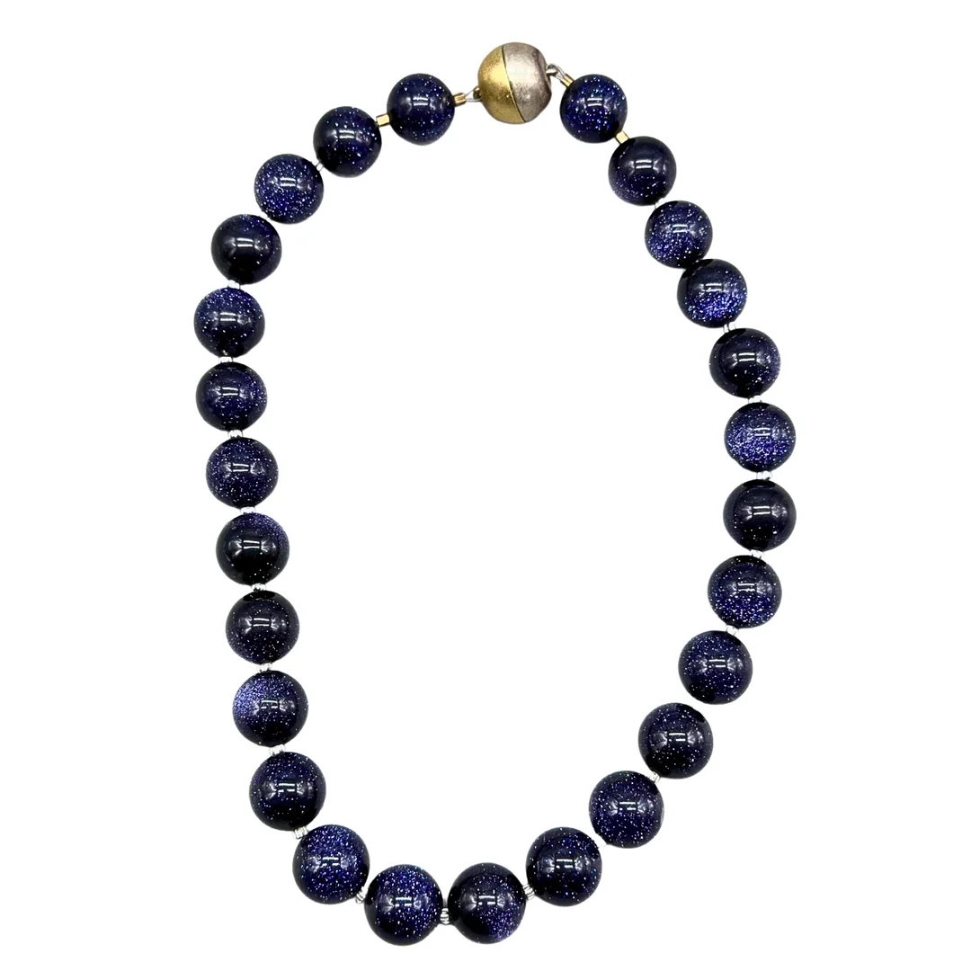 HALSKETTE AUS DUNKELBLAUEN GOLDFLUSSPERLEN - 925ER SILBERVERSCHLUSS. — Necklace — Auktionshaus Stuber's Hammerschlag