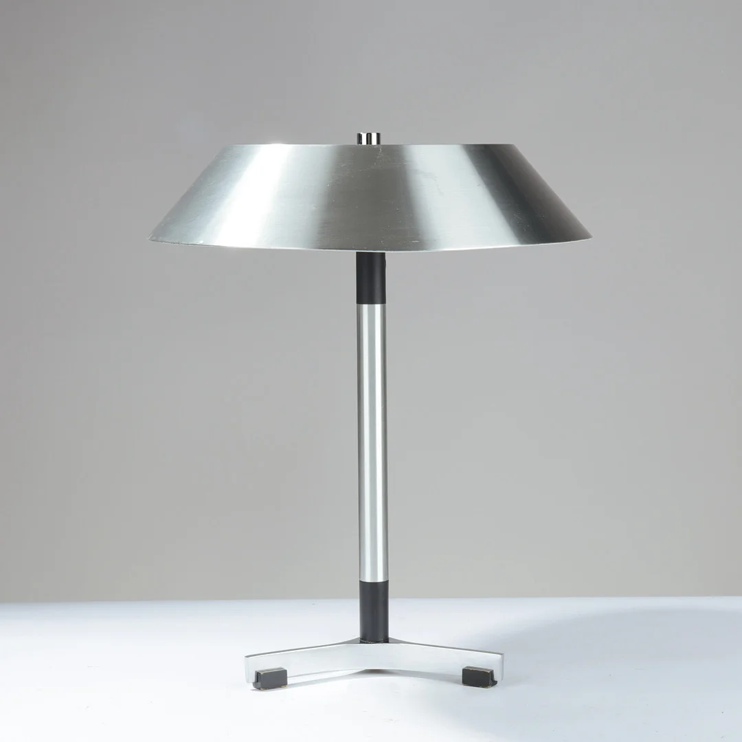 JO HAMMERBORG (1920 - 1982). Bordlampe “President” af aluminium, Fog & Mørup Danmark. — Table Lamps — Palsgaard Kunstauktioner
