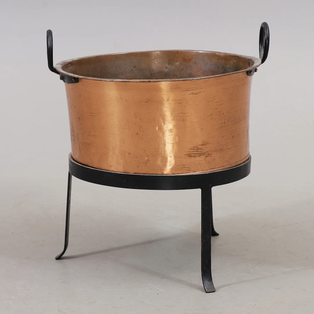 KOPPARBALJA, på ställning, 1900-talets första hälft. — Pewter, Brass & Copper — Växjö Auktionskammare
