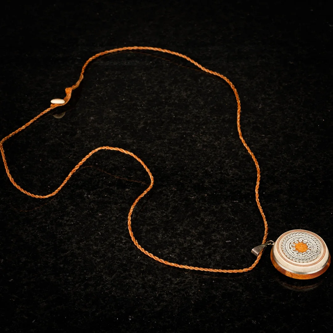 ELLA-MARGIT NUTTI & NIKKE NUTTI. Halsband, Sameslöjd, Signerad, 1900-tal. — Sami Arts & Crafts — Norrlands Auktionsverk