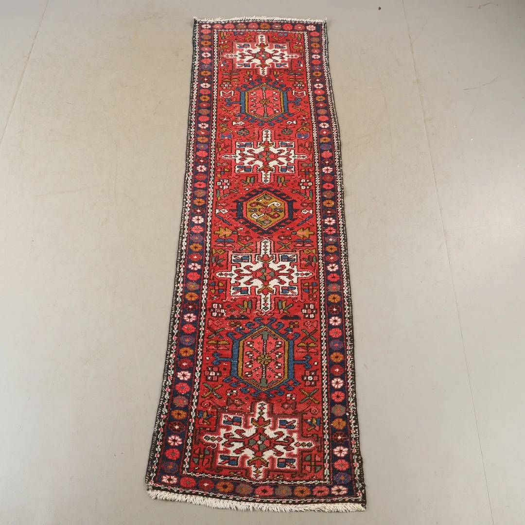 MATTA, orientalisk, galleri, 252 x 71 cm. — Oriental Carpets & Textiles — Helsingborgs Auktionskammare