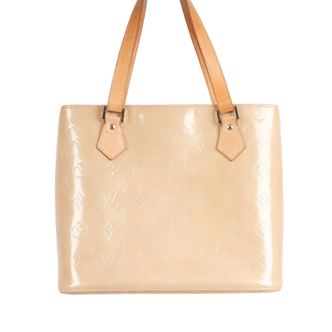 Louis Vuitton: A 'Houston' shoulder bag of beige monogram Vernis leather. 2001. — Clothing, shoes and accessories/Bags — Lauritz