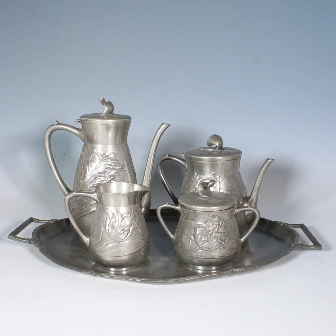 EDUARD HUECK. Jugendstil-Kaffee- und Teeservice u.a von Eduard Hueck, Silberzinn, "Hueck 1910", Deutschland um 1900. — Pewter, Brass & Copper — Stockholms Auktionsverk Düsseldorf/Neuss