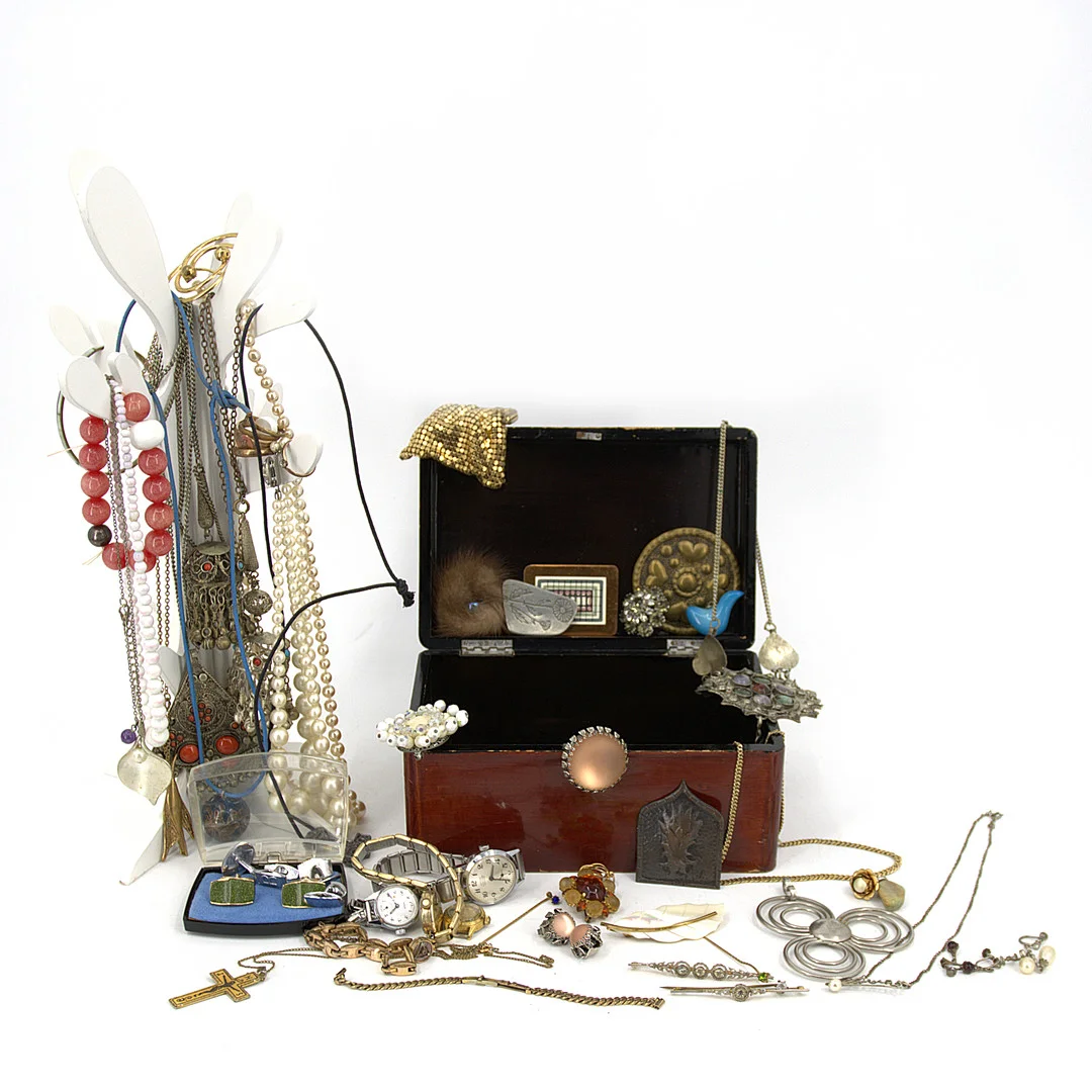 BIJOUTERIER, ca 60-70 delar, nytt och vintage i smyckeskrin av trä. — Costume Jewellery — Höganäs Auktionsverk
