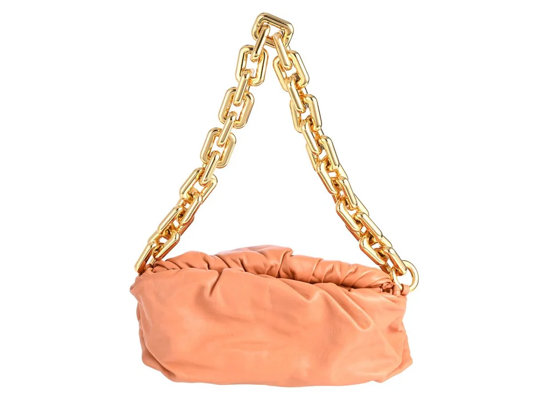 VÄSKA, BOTTEGA VENETA, Chain Pouch Bag, orange läder, guldfärgad kedja, 31x16x10 cm, lätt slitage, kvitto från 2020. — Accessoarer/Väskor — Kaplans